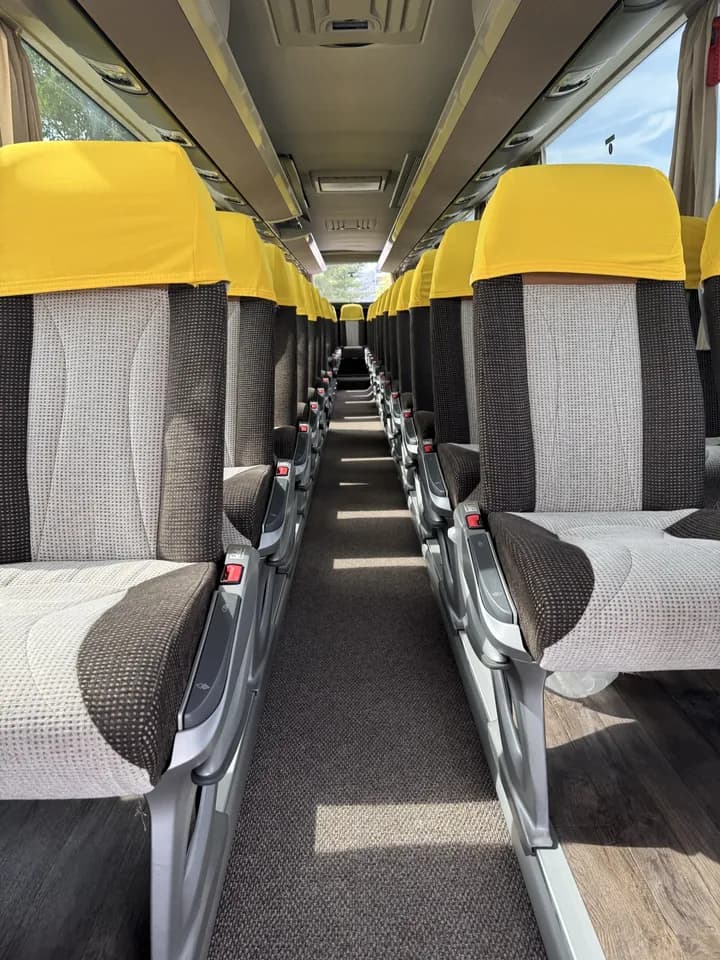 Interiorul autocarului Setra de 56 de locuri: scaune cu cotiere, pe ambele părți ale culoarului