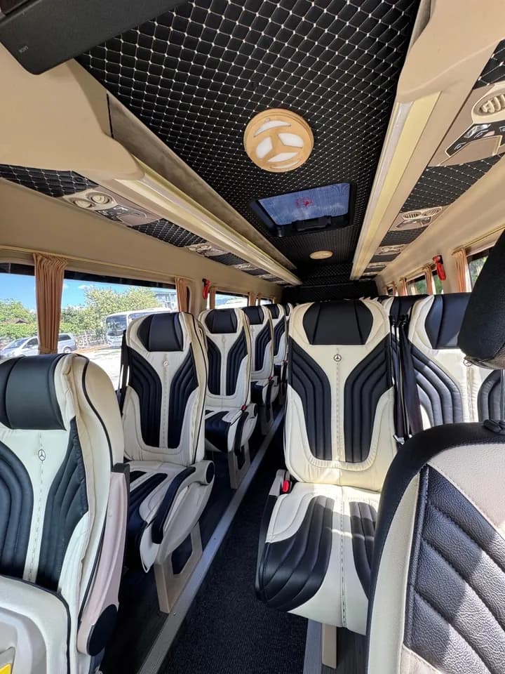 Interiorul microbuzului Mercedes-Benz Sprinter de 21 de locuri, cu scaune cu cotiere