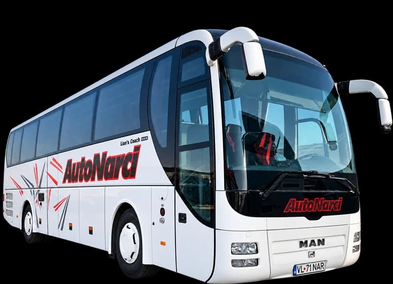 Autocar MAN Lion's Coach Auto Narci, alb cu inscripție și grafică roșie, 51 de locuri