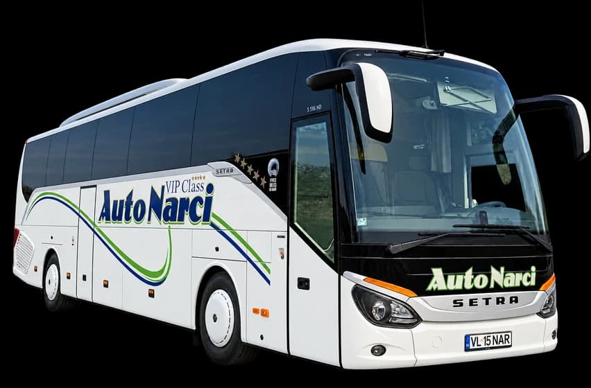 Autocar Setra Auto Narci, alb cu dungi verzi și albastre, 56 de locuri